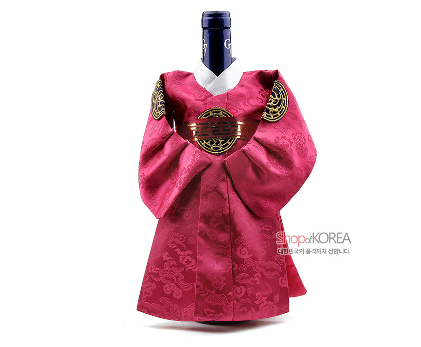 [텍스트: Shop of KOREA 대한민국의 품격까지 전합니다.] 자주색 비단에 구름·꽃 문양이 짜인 왕복 형태 와인커버, 금사 자수 흑금색 전통 문양 패치와 흰색 깃 장식 디자인