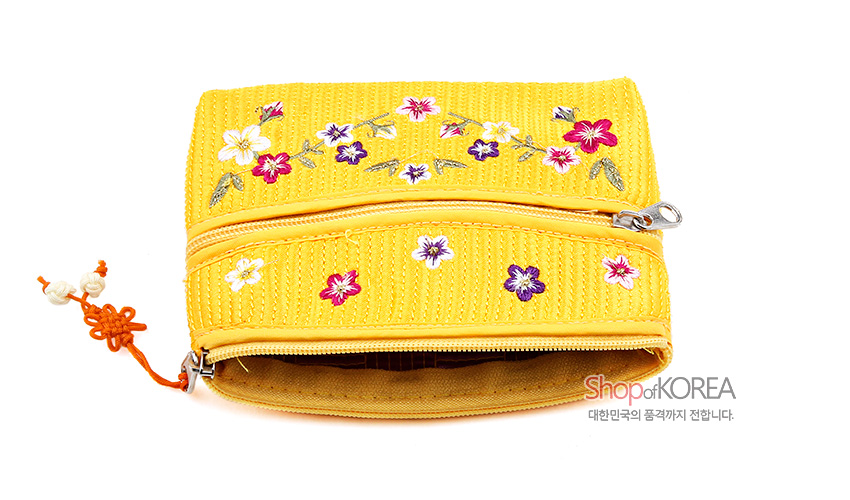 [텍스트: Shop of KOREA, 대한민국의 품격까지 전합니다.] 노란색 누비 천에 배꽃과 꽃문양 자수 장식된 이중 지퍼 구조 동전지갑, 옆면 매듭 장식 포인트 디자인