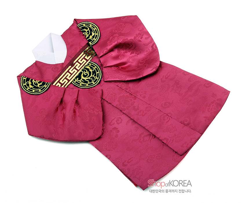 [텍스트: ShopofKOREA 대한민국의 품격까지 전합니다.] 자주색 비단에 용·구름·꽃 문양이 짜인 왕복형 와인 커버, 흰색 깃과 금사 자수 전통 문양 장식이 돋보이는 디자인