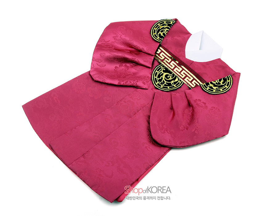 [텍스트: ShopofKOREA 대한민국의 품격까지 전합니다.] 자주색 비단에 구름·꽃 문양이 짜여진 왕복 형식 와인커버, 흰색 동정과 금색 전통문양 자수 장식이 돋보이는 디자인