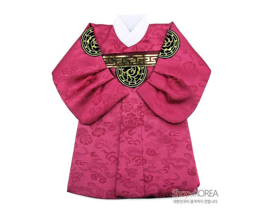 [텍스트: Shop of KOREA, 대한민국의 품격까지 전합니다.] 자주색 비단에 구름·연꽃 문양이 짜인 왕복형 한복 와인커버, 금사 전통 문양 패턴 장식과 흰색 동정이 어우러진 디자인
