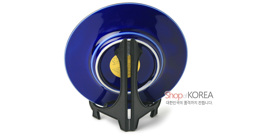 [텍스트: Shop of KOREA 대한민국의 품격까지 전합니다.] 짙은 청색 바탕 금속 접시와 중앙 금색 라벨, 검은색 플라스틱 거치대로 구성된 후면 이미지