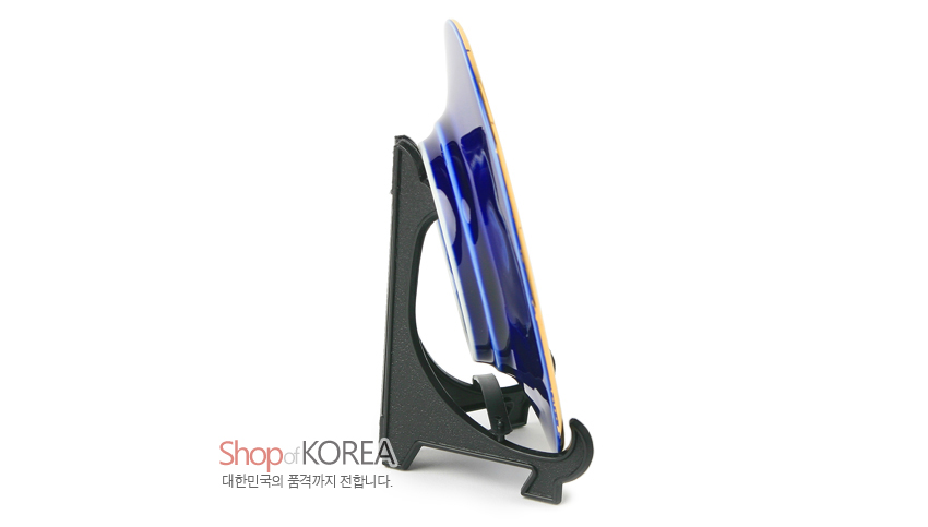 [텍스트: Shop of KOREA / 대한민국의 품격까지 전합니다.] 청색 바탕 금속 접시와 가장자리 금장 테두리, 블랙 플라스틱 거치대로 구성된 측면 장식 접시 이미지