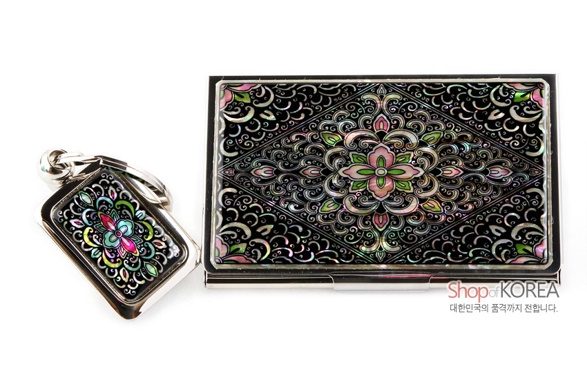 [텍스트: Shop of KOREA 대한민국의 품격까지 전합니다.] 흑색 바탕 위 자개 상감 기법의 마름모 당초·연꽃 문양이 화려하게 펼쳐진 금속 명함집과 열쇠고리 2종 세트 이미지 설명