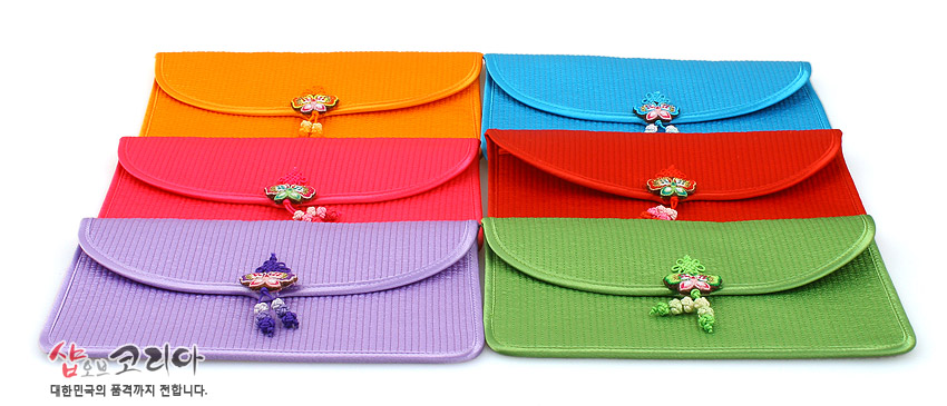 [텍스트: 샵오브코리아 대한민국의 품격까지 전합니다.] 다채로운 색상의 누비 원단 장지갑들, 플랩 중앙 전통 나비 매듭과 오색 구슬 장식이 돋보이는 디자인