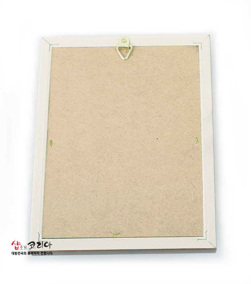[텍스트: 샵오브코리아 대한민국의 품격까지 전합니다.] 밝은 MDF 보드와 흰색 나무 테두리, 상단 금속 고리가 장착된 직사각형 액자 뒷면 구조 보여주는 이미지