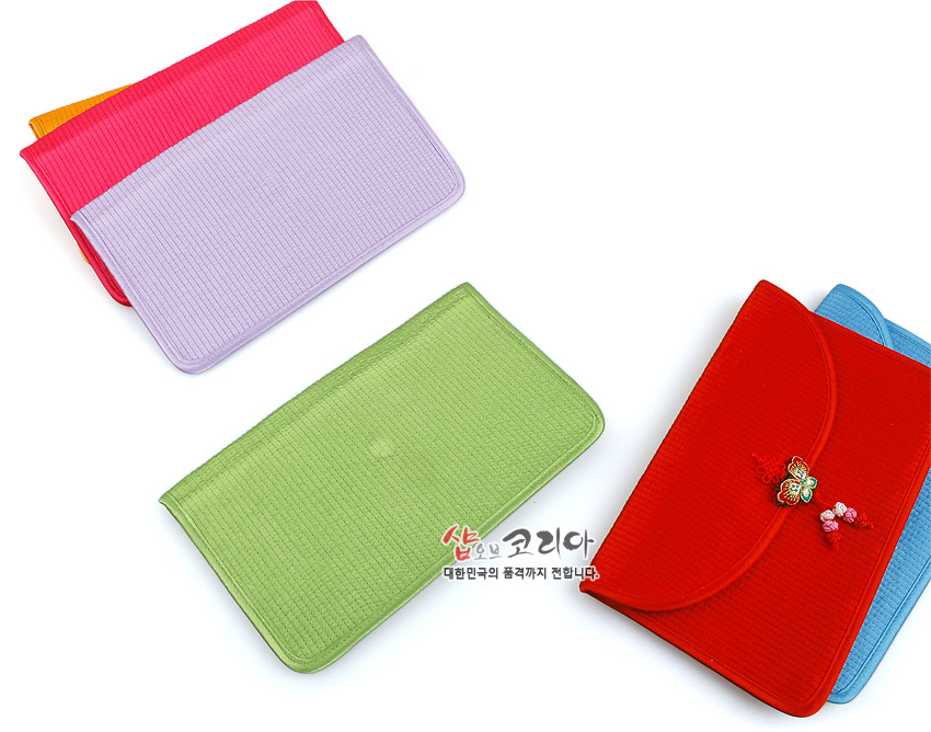 [텍스트: 샵오브코리아 대한민국의 품격까지 전합니다.] 다양한 색상의 누비 천으로 제작된 장지갑 모음, 연두색·보라색·빨강색 등에 전통 나비 매듭 장식 포인트인 디자인