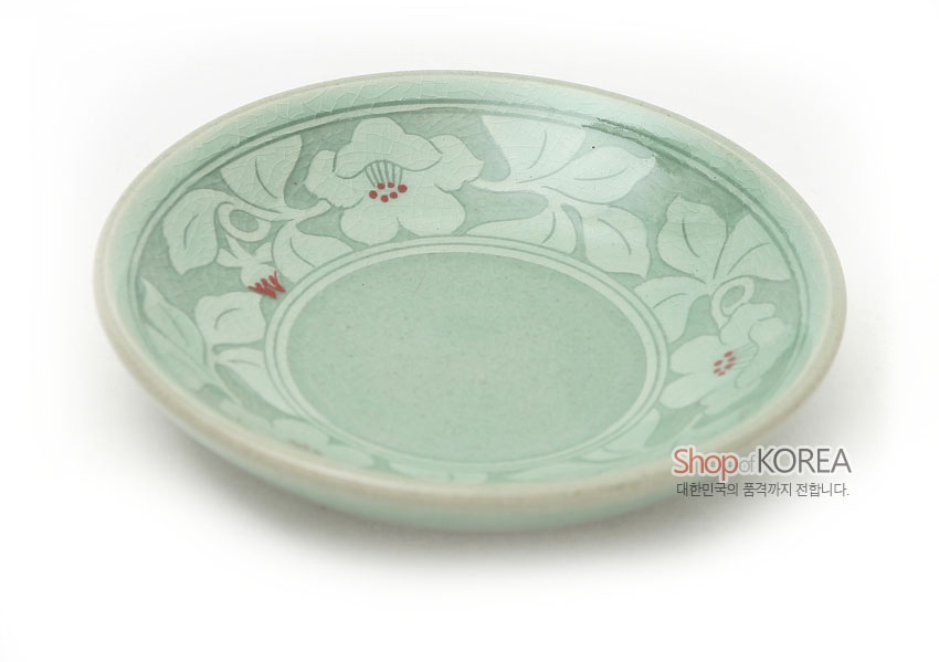 [텍스트: Shop of KOREA 대한민국의 품격까지 전합니다.] 연한 비취색 청자 접시에 음각 기법으로 표현된 무궁화와 잎사귀 문양, 붉은 꽃술 포인트 장식
