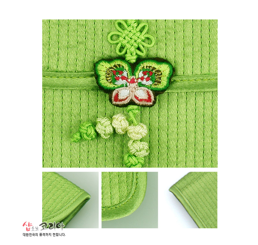 [텍스트: 샵오브코리아 대한민국의 품격까지 전합니다.] 연두색 누비 원단에 나비 자수 장식과 전통 꽃매듭, 곡선형 가장자리 바이어스로 마감된 지갑 디테일 표현