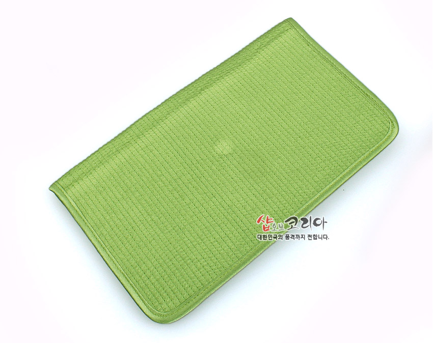 [텍스트: 샵오브코리아 대한민국의 품격까지 전합니다.] 연두색 누비 원단에 촘촘한 세로 누빔 기법을 더한 직사각 형태 장지갑 디자인