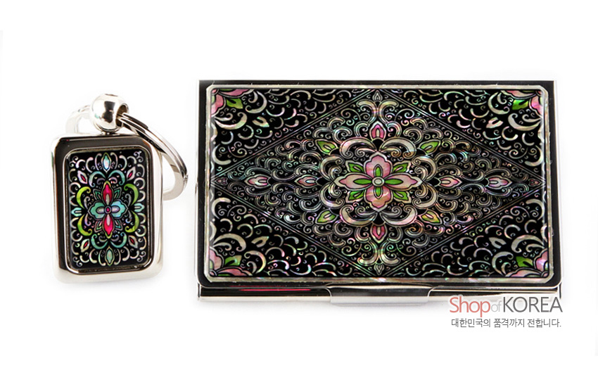 [텍스트: Shop of KOREA 대한민국의 품격까지 전합니다.] 흑색 바탕 위 오방색 계열 자개 상감으로 표현된 마름모 연꽃·당초문 명함집과 금속 테두리 사각 열쇠고리 세트 이미지