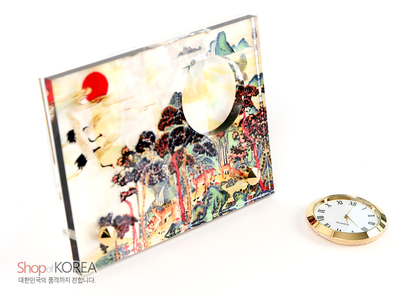[텍스트: Shop of KOREA 대한민국의 품격까지 전합니다.] 자개 느낌 투명 판에 옻칠한 십장생 민화 산수·학·사슴 문양과 금색 메탈 테두리 분리형 원형 시계 결합 이미지