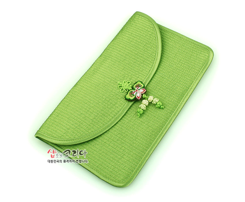 [텍스트: 샵오브코리아 대한민국의 품격까지 전합니다.] 연두색 누비 원단으로 제작된 장지갑, 부드러운 곡선 플랩과 중앙의 전통 나비 매듭 장식이 돋보이는 디자인