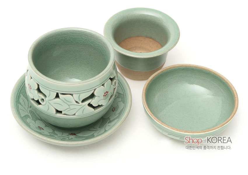 [텍스트: Shop of KOREA 대한민국의 품격까지 전합니다.] 연한 비취색 청자에 투각 기법으로 표현된 무궁화와 잎사귀 문양, 갈색 태토와 조화된 2인 다기세트 구성 이미지 설명