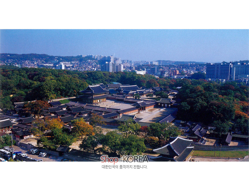 [텍스트: Shop of KOREA / 대한민국의 품격까지 전합니다.] 한옥 기와지붕과 목조 건축이 울창한 녹음과 어우러진 고궁 전경, 고층 건물과 대비되는 서울 도심 풍경 엽서 이미지