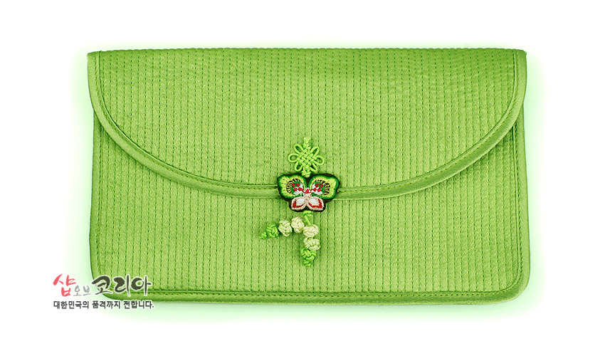 [텍스트: 샵오브코리아 대한민국의 품격까지 전합니다.] 연두색 누비 비단 원단으로 제작된 장지갑, 중앙 다채로운 실색의 전통 나비매듭과 곡선형 플랩이 조화를 이루는 디자인