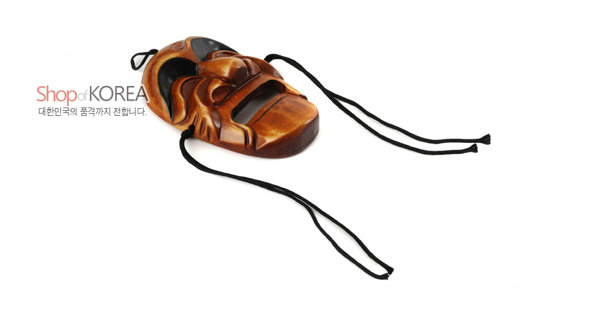 [텍스트: Shop of KOREA, 대한민국의 품격까지 전합니다.] 옻칠한 갈색 목재에 흑색 눈썹과 눈가 채색, 깊은 주름과 웃는 입매를 조각하고 검은 끈을 단 하회 양반탈 모습