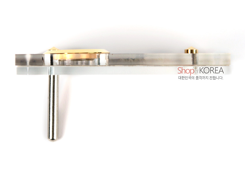 [텍스트: Shop of KOREA 대한민국의 품격까지 전합니다.] 투명 아크릴 받침과 금색 금속 지지대, 시계 테두리 측면 디테일을 보여주는 측면 이미지