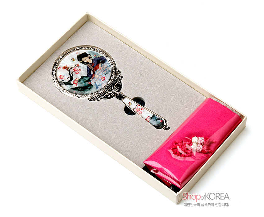 [텍스트: Shop of KOREA 대한민국의 품격까지 전합니다.] 자개 상감과 옻칠 기법의 금속 손거울, 황진이 인물화와 매화·나비 문양, 분홍색 비단 주머니 구성 이미지