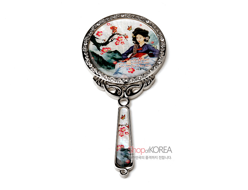 [텍스트: Shop of KOREA 대한민국의 품격까지 전합니다.] 금속 테두리에 자개를 상감한 손잡이 손거울, 옻칠된 바탕 위 황진이 인물화와 매화·나비 문양이 어우러진 디자인