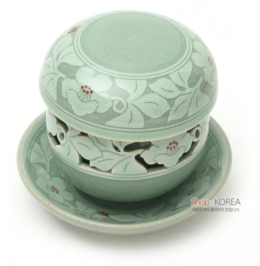 [텍스트: Shop of KOREA 대한민국의 품격까지 전합니다.] 청자 재질의 연옥색 유약 위에 투각 기법으로 표현한 무궁화와 잎사귀 문양, 완만한 곡선 형태의 2인용 다기 세트 구성