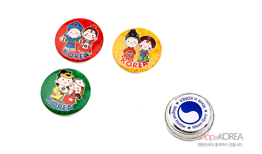 [텍스트: KOREA / Magnet Holder • Made in KOREA / shop of KOREA 대한민국의 품격까지 전합니다.] 알록달록한 금속 원형 자석에 전통 한복 캐릭터와 태극 문양, 한글 패턴이 인쇄된 메모홀더 구성