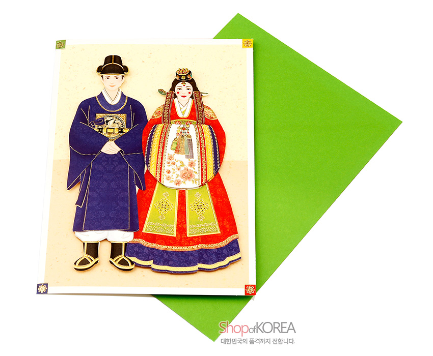 [텍스트: Shop of KOREA 대한민국의 품격까지 전합니다.] 전통 혼례복 차림 신랑신부 한복 일러스트 카드, 청색·홍색 비단 느낌 색감과 금색 문양, 녹색 봉투 구성 이미지 설명
