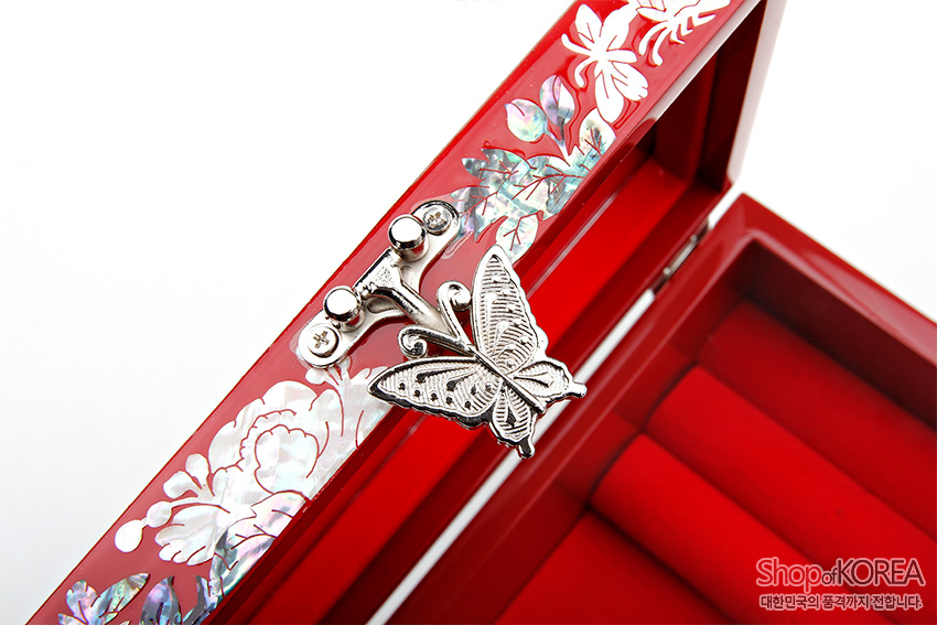 [텍스트: Shop of KOREA 대한민국의 품격까지 전합니다] 붉은 옻칠 바탕 위 자개 상감 꽃·나비 문양과 금속 나비 잠금장식이 어우러진 내부 쿠션형 보석 수납함 상세 이미지