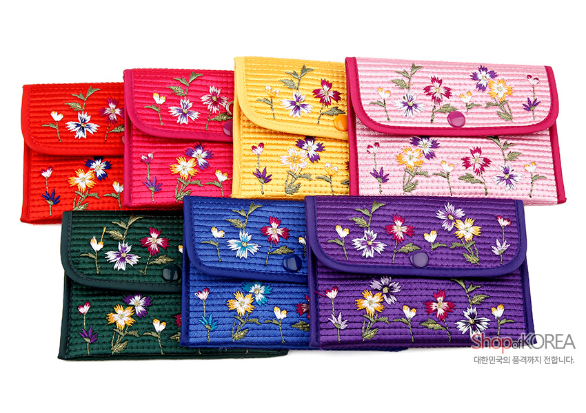 [텍스트: Shop of KOREA / 대한민국의 품격까지 전합니다.] 다양한 색상의 누비 원단 위에 다채로운 꽃과 잎사귀 자수를 수놓은 똑딱이 동전지갑 모음 이미지 설명