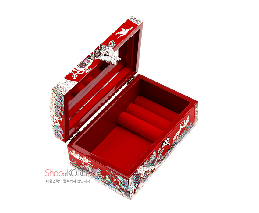 [텍스트: Shop of KOREA 대한민국의 품격까지 전합니다.] 붉은 옻칠 바탕 위 자개 상감 송학·해·구름 문양과 금속 잠금장식이 더해진 내부 벨벳 처리 보석함 이미지 설명