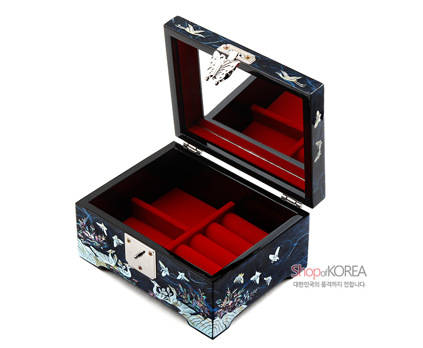 [텍스트: Shop of KOREA 대한민국의 품격까지 전합니다.] 청색 옻칠 바탕 위 자개 상감 공작·꽃·나비 문양과 금속 잠금장식, 내부 적색 칸막이 수납 구조 보석함 이미지 설명
