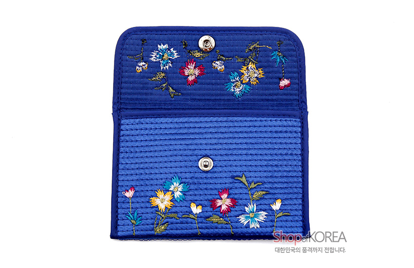 [텍스트: Shop of KOREA 대한민국의 품격까지 전합니다.] 청색 누비 원단 위에 다양한 색실로 꽃과 잎사귀 자수를 놓은 똑딱이 단추 여밈 동전지갑 이미지 설명