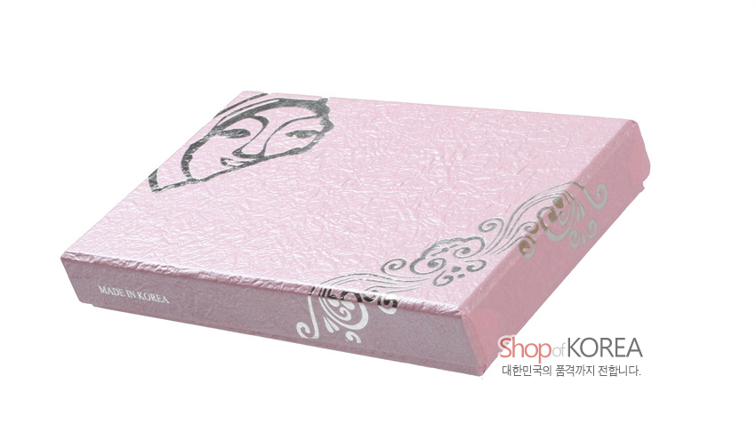 [텍스트: MADE IN KOREA / Shop of KOREA 대한민국의 품격까지 전합니다.] 연분홍 색감과 은빛 문양이 조화를 이룬 직사각형 종이 포장 박스 디자인