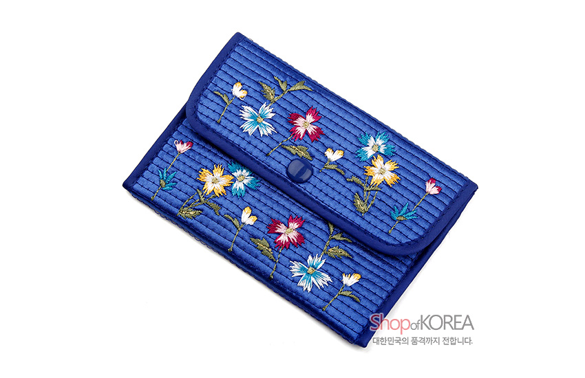 [텍스트: Shop of KOREA 대한민국의 품격까지 전합니다.] 청색 누비 원단에 다채로운 꽃 자수 문양과 똑딱이 단추로 장식된 동전지갑 이미지설명