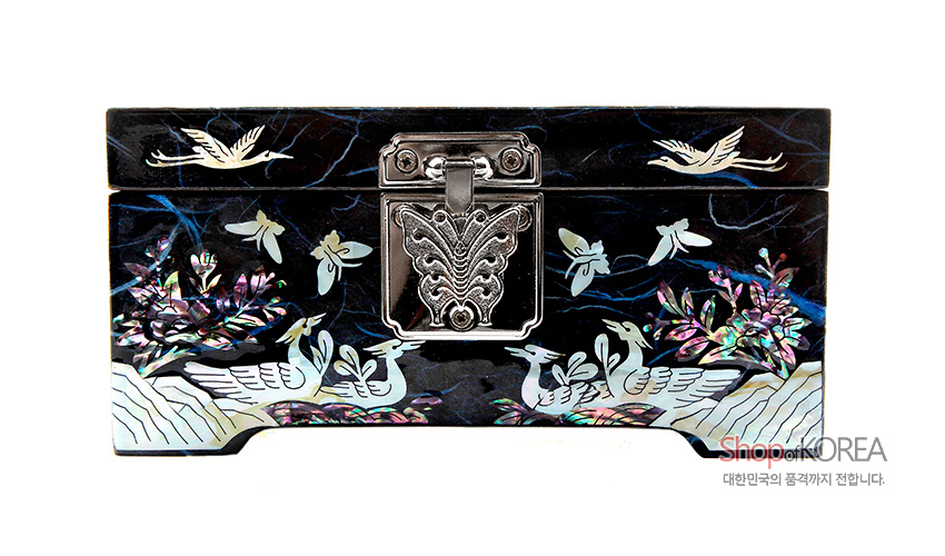 [텍스트: Shop of KOREA 대한민국의 품격까지 전합니다.] 청색 옻칠 바탕에 자개 상감 기법으로 공작·기러기·꽃 문양과 은색 금속 잠금장식을 더한 직사각 보석함 디자인