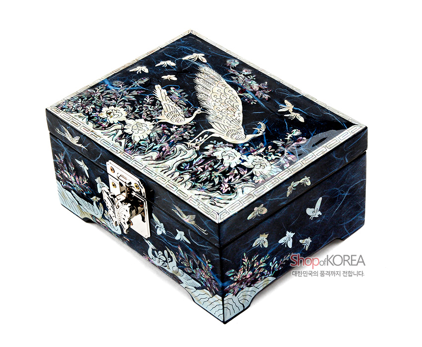 [텍스트: Shop of KOREA 대한민국의 품격까지 전합니다.] 청색 옻칠 한지 바탕 위 자개 상감 공작·꽃·나비 문양과 금속 잠금장식이 어우러진 직사각 보석함 모습