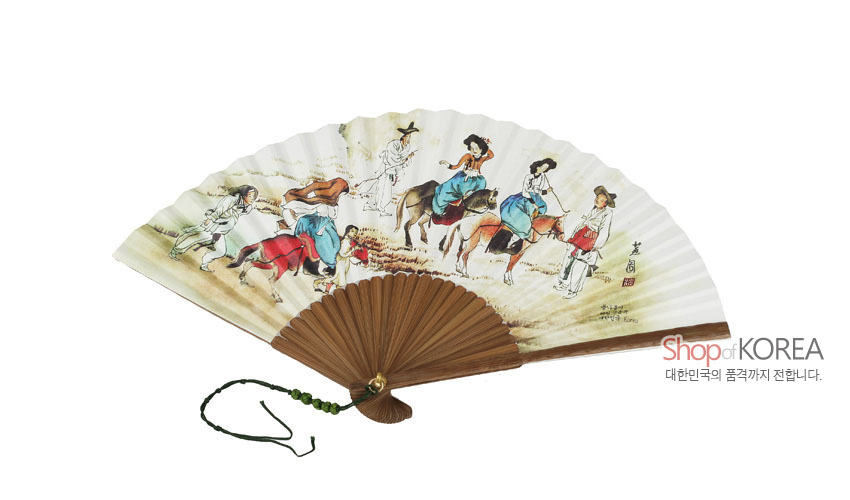[텍스트: Shop of KOREA, 대한민국의 품격까지 전합니다.] 신윤복 연소답청 풍속화가 담채로 표현된 한지 부채, 갈색 대나무살과 녹색 매듭 장식이 조화를 이룬 전통 오죽선
