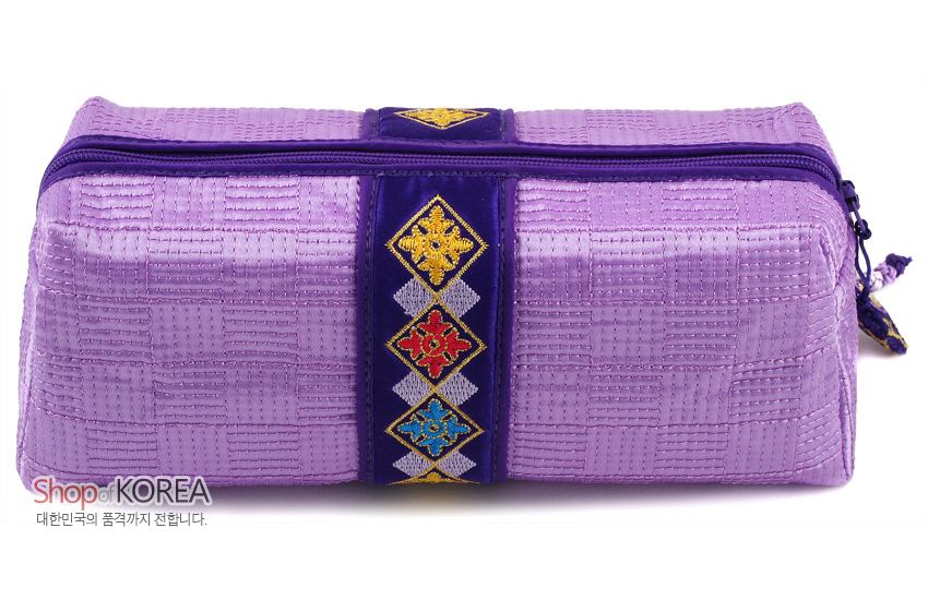 [텍스트: Shop of KOREA 대한민국의 품격까지 전합니다.] 자색 누비 비단으로 제작된 직사각형 필통, 체크형 누빔 패턴과 중앙 보라색 띠 위 다채로운 전통 자수 문양 장식 특징