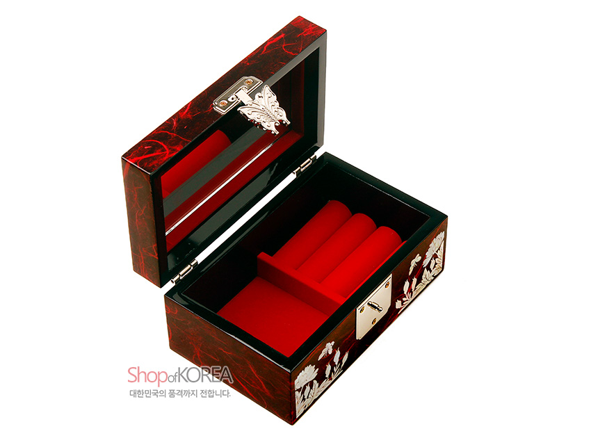 [텍스트: Shop of KOREA 대한민국의 품격까지 전합니다.] 붉은 옻칠 바탕 위 자개 상감 송학·꽃문양 장식, 내부 붉은 벨벳 완충 구조의 직사각 나전 보석함 이미지 설명