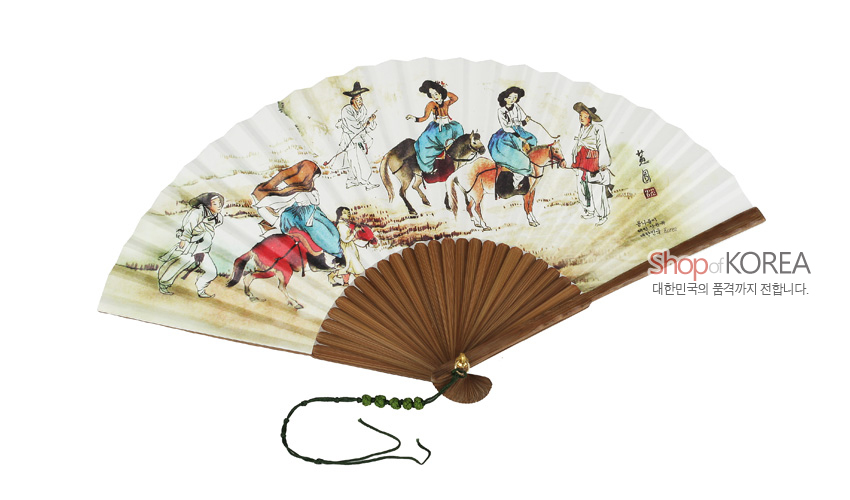 [텍스트: Shop of KOREA 대한민국의 품격까지 전합니다.] 백색 한지 위 신윤복 연소답청 채색 풍속화 장식, 갈색 대나무살과 녹색 구슬 매듭 포인트 전통 접선 디자인