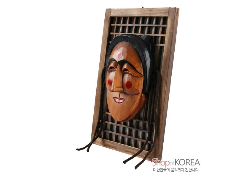 [텍스트: Shop of KOREA 대한민국의 품격까지 전합니다.] 나뭇결이 드러난 원목 하회탈과 갈색 격자 문창살 액자의 입체 결합, 흑색 테와 끈 장식의 대비가 돋보이는 전통 목공예 장식