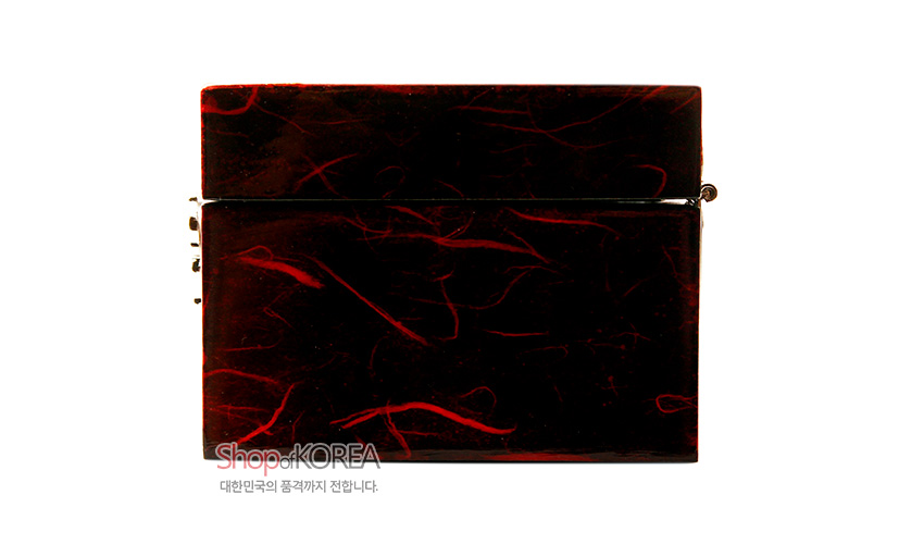 [텍스트: Shop of KOREA 대한민국의 품격까지 전합니다.] 붉은 옻칠 바탕에 자연스러운 무늬가 흐르는 직사각형 나전 한지 보석함 뒷면 디자인