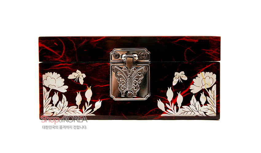 [텍스트: Shop of KOREA / 대한민국의 품격까지 전합니다.] 붉은 옻칠 바탕 위 자개 상감 꽃문양과 나비형 금속 장식이 어우러진 직사각 나전 보석함 디자인