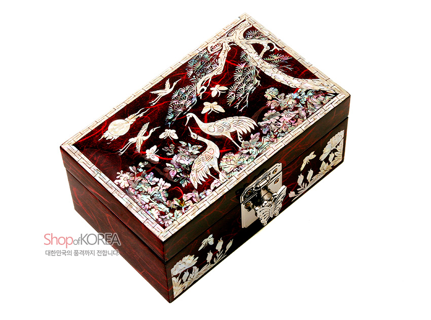 [텍스트: ShopofKOREA 대한민국의 품격까지 전합니다] 붉은 옻칠 바탕 위 자개 상감으로 송학·소나무·매화와 꽃문양을 정교하게 표현한 직사각 나전 보석함 디자인