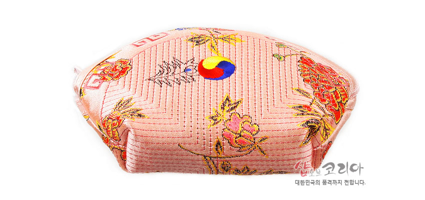 [텍스트: 샵오브코리아 대한민국의 품격까지 전합니다.] 살구색 누비 비단에 태극문과 연꽃·국화 자수, 기하학 누빔 선이 조화를 이룬 반달형 동전지갑 이미지 설명