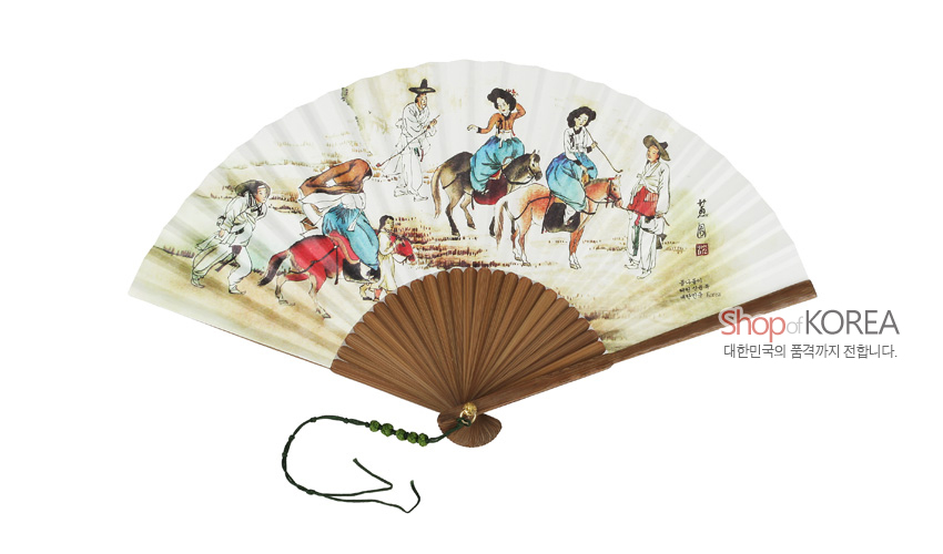[텍스트: Shop of KOREA 대한민국의 품격까지 전합니다.] 한지 위에 신윤복 풍속화 인쇄된 접선, 갈색 대나무살과 녹색 구슬 매듭 장식의 전통 부채 디자인