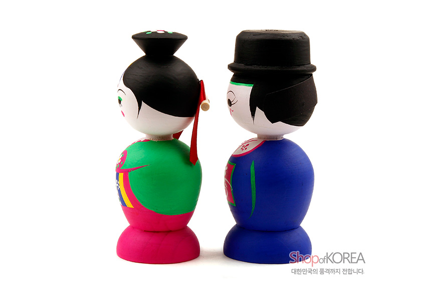 [텍스트: Shop of KOREA, 대한민국의 품격까지 전합니다.] 원목 재질 위 아크릴 채색 기법, 한복 문양과 오방색을 살린 신랑신부 목각 혼례 인형 측면 모습 표현