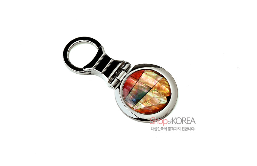 [텍스트: Shop of KOREA 대한민국의 품격까지 전합니다.] 금속 테두리 속 자개 상감 옅은 조각보 문양, 붉은·주황 그라데이션이 돋보이는 원형 손거울 디자인