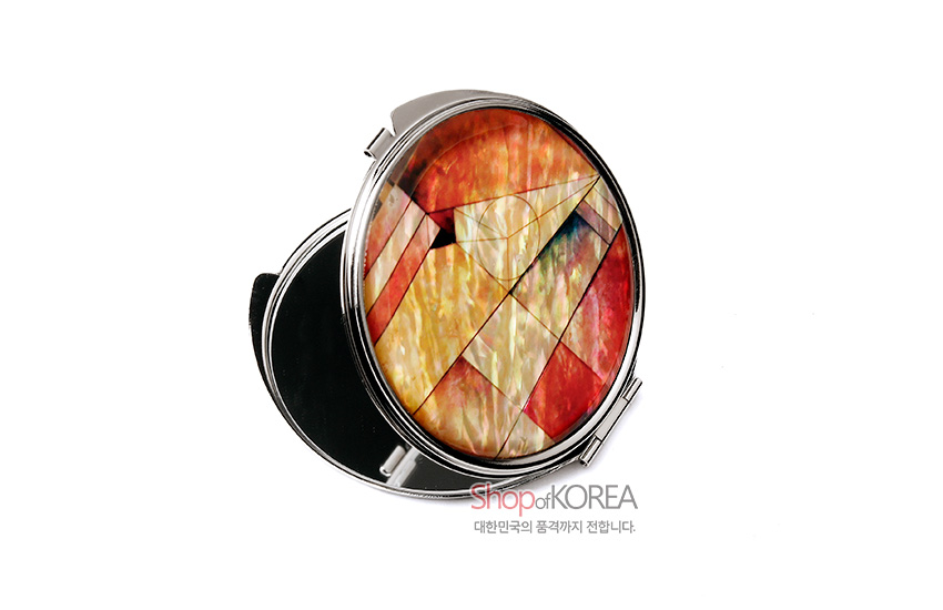 [텍스트: Shop of KOREA 대한민국의 품격까지 전합니다.] 금속 테두리에 자개 상감 기법으로 표현된 옅은 조각보 문양, 붉은·주황·황금색 그라데이션 기하학 패턴의 손거울 디자인