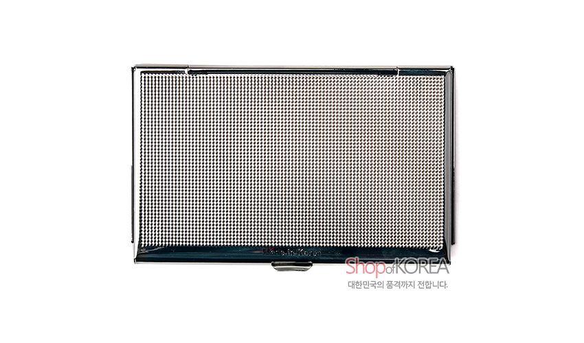 [텍스트: Shop of KOREA 대한민국의 품격까지 전합니다.] 은은한 메탈 광택과 미세한 도트 패턴이 균일하게 배열된 직사각 금속 명함집 디자인